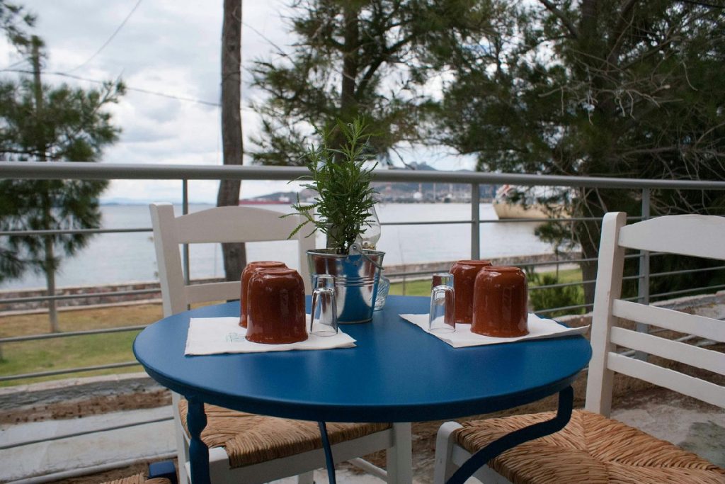 Basta poco per trasformare sedie e tavoli da giardino: la nuova vita del metallo parte dal colore