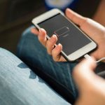 Come ricaricare la batteria del cellulare quando non c’è corrente in casa: il modo più semplice e sicuro