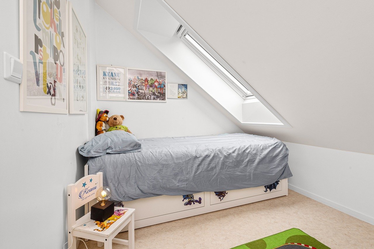 Non sapevo come arredare la camera piccola con finestra: queste 2 idee hanno risolto tutto