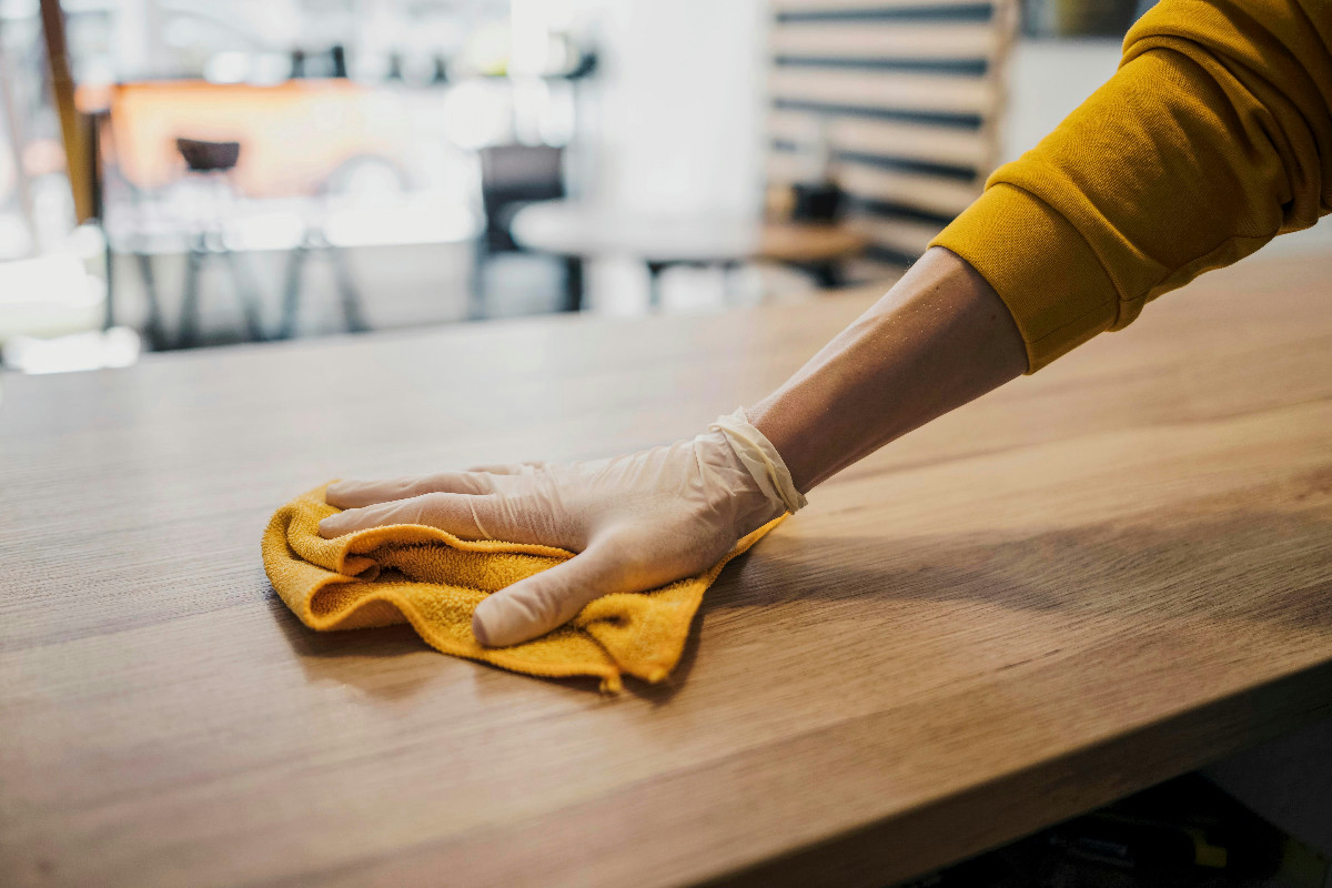 Superfici impeccabili: consigli per pulire legno, acciaio e marmo